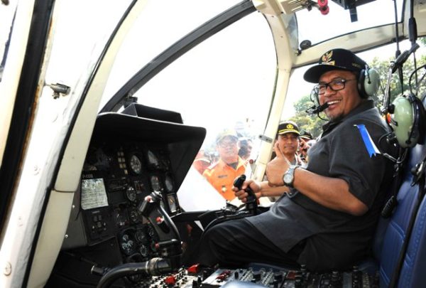 Gubernur Aher naik heli di sela Apel Gelar Pasukan Operasi Ramadniya 2016 di Lapangan Tegalega Kota Bandung, Kamis, (30/6). by Tatang Humas Pemprov Jabar  