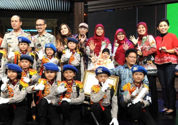 Ketua P2TP2A Jabar Netty Prasetiyani Heryawan berfoto bersama usai menerima penghargaan dari KPAI pada Anugerah Perlindungan Anak di Jakarta, Rabu (27/6). by Humas Pemprov Jabar