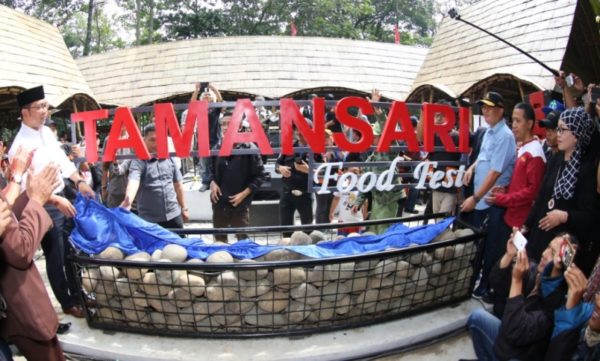  Wali Kota Bandung Ridwan Kamil meresmikan Taman Sari Food Fest di Jl. Dayang Sumbi Bandung, Sabtu (27/8). by Humas Pemkot Bandung