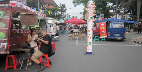 Pengunjung di event Bazar Merdeka Bank bjb, di Jl. Naripan Kota Bandung. Minggu (28/8). by Welvie FA/bbcom