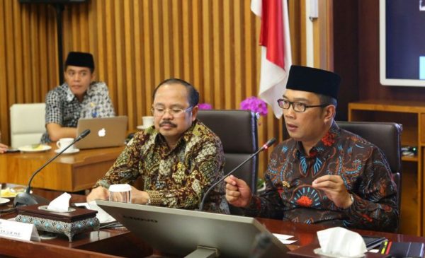 Wali Kota Bandung Ridwan Kamil menerima  Ketua Ombudsman, Amzulian Rifai di Ruang Tengah Balai Kota Bandung, Jumat (26/8).by Humas Pemkot Bandung 