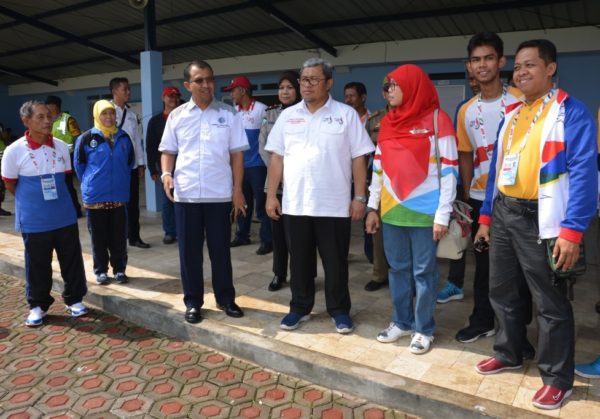 Gubernur Jabar Ahmad Heryawan didampingi Komandan Lanud Sulaiman Kolonel Pnb M. Syafii, S.I.P., M.M., saat meninjau venue Aeromodelling di Lanud Sulaiman, Bandung. by Pentak Lanud Sulaiman.