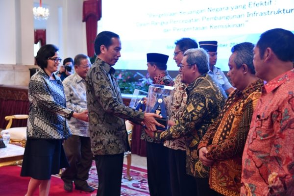 Gubernur Jabar Ahmad Heryawan menerima meraih penghargaan yang diberikan langsung Presiden RI berkat prestasinya mempertahankan opini WTP lima tahun berturut-turut, di Istana Negara, Jakarta, Selasa, (20/9). by Humas Pemprov Jabar 