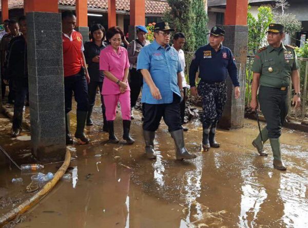 Gubernur Jabar Ahmad Heryawan meninjau lokasi terparah bencana banjir bandang di Kec Tarogong Kidul, Kab Garut Rabu (21/9).by Humas Pemprov Jabar