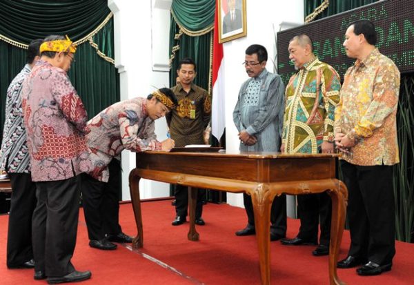 Bupati Bandung Dadang Naser menandatangani Berita Acara Serah Terima Personil, Sarana dan P2D di Aula Barat Gedung Sate, Kamis (29/9). by Ttg Humas Pemprov Jabar