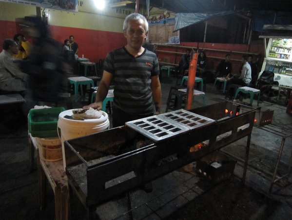 Kang Didin di tempat usahanya “Kue Balok Kang Didin” di Jl Abdul Rahman Saleh, Bandung. (14/9). by Welvie FA/bbcom 