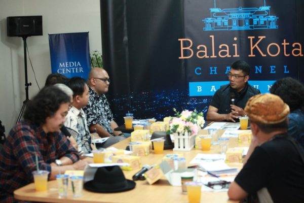 Wali Kota Bandung Ridwan Kamil mengajak para seniman berkolaborasi bersama Pemkot Bandung dalam sebuah pertemuan di Gedung PGN Braga, Senin (19/9). by Meiwan Humas Pemkot Bandung.
