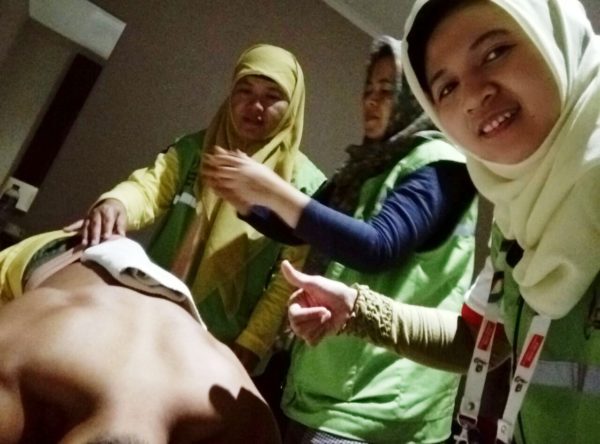 Tim Medis Dinkes Kab Bandung saat menangani pasien di ajang final PON XIX di Gelora Sabilulungan Si Jalak Harupat, Selasa (26/9). by Vita Humas Pemkab Bandung.