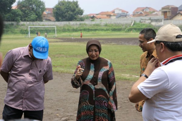 Wali Kota Cimahi Atty Suharti meninjau Stadion Sangkuriang, Sabtu (22/10).