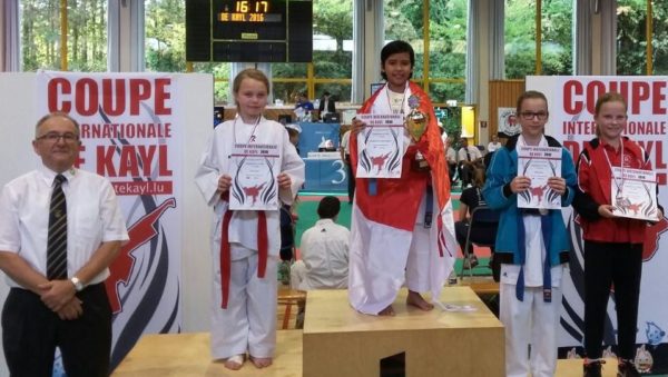 Meisya Asriana Ratu Cantika (tenga) usai menerima dua medali emas dari Kejuaraan Dunia Karate Coupe Internationale de Kayl di Berlin, Jerman,pada 15 Oktober 2016. by Pendam III/Slw.