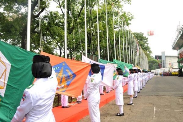 Sebanyak 33 bendera kontingen peserta  Peparnas XV/ 2016 dikibarkan pada upacara pengibaran bendera kontingen Peparnas XV/2016 di halaman Stadion Siliwangi, Kota Bandung, Jumat (14/10). by Humas Pemprov Jabar