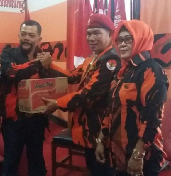 Ketua MPC Pemuda Pancasila Kab Bandung Asep Romi (baret merah) menyerahkan bantuan secara simbolis kepada perwakilan MPC PP Kab Garut di Sekretariat PP Garut, Selasa (4/10). by PP