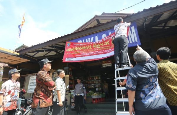Wali Kota Bandung Ridwan Kamil memimpin pemasangan peringatan bagi RM Ampera, Jalan Soekarno Hatta No.394 Kota Bandung, Kamis (29/9). by Humas Pemkot Bandung