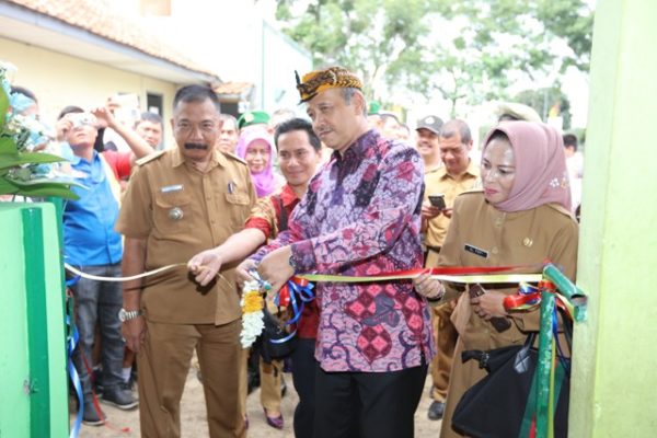 Sekda Kabupaten Bandung Sofian Sulaiman memberi sambutan saat peletakan batu pertama renovasi gedung SDN Dayeuhkolot 2, Senin (21/11). by Humas Pemkab Bandung