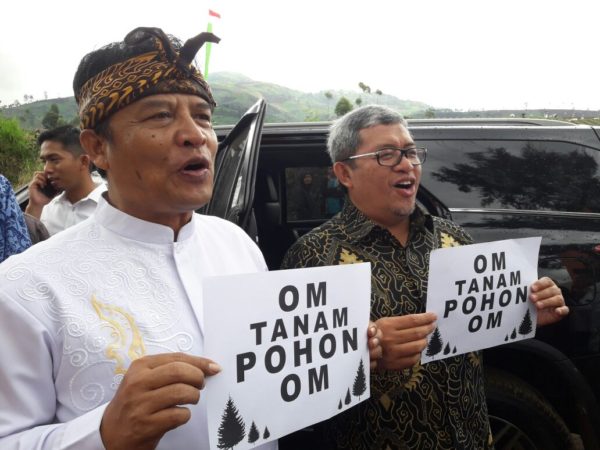 Gubernur Jawa Barat Ahmad Heryawan dan Bupati Bandung Dadang Naser ikutan latah dengan fenomena 'Om Telolet Om', saat kegiatan menanam pohon di Kec Kertasari, Kab Bandung, Rabu (28/12). by Akos Humas Pemkab Bandung.