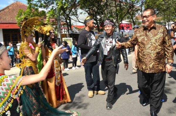 Wagub Jabar Deddy Mizwar dinobatkan sebagai “Bapak Komunitas Seni dan Budaya" saat Festival Jalan Riau, Minggu (18/12). by Ttg Humas Pemprov Jabar