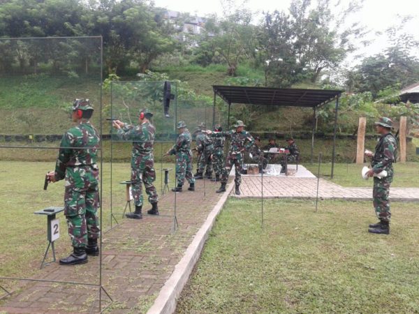 Pendam III/Siliwangi gelar latihan menembak senjata ringan di Lapangan Tembak Secapa AD Hegarmanah Kota Bandung, Kamis (1/11). by Pendam Slw