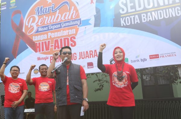 Wali Kota Bandung Ridwan Kamil menghadiri puncak peringatan Hari AIDS Sedunia tingkat Kota Bandung di halaman Markas Kodim 0618/BS, Minggu (4/12). by Meiwan Humas Pemkot Bandung