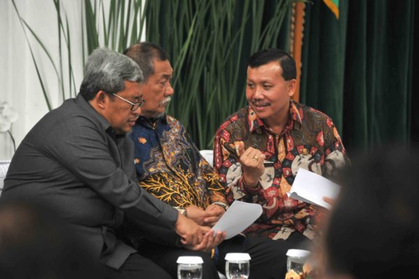 Gubernur Jabar Ahmad Heryawan didampingi Wagub Jabar Deddy Mizwar dan Sekda Jabar Iwa Karniwa saat penyerahan DPA SKPD Jabar 2017, di Aula Barat Gedung Sate, Kamis (5/1/17). by Humas Pemprov Jabar