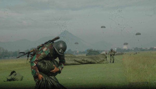 Siswa Komando angkatan ke-41 latihan terjun tempur di Lanud Sulaiman Margahayu, Kab Bandung, Kamis (19/1). by paskhas.mil.id. 