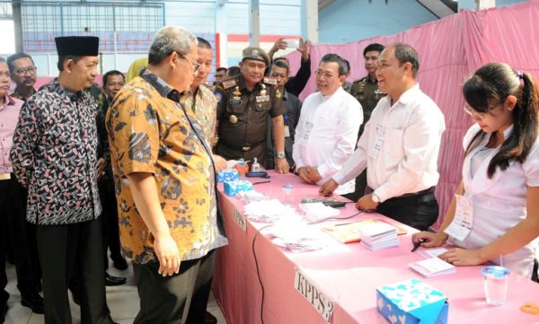 Gubernur Jawa Barat Ahmad Heryawan didampingi Wakil Walikota Cimahi Sudiarto meninjau langsung pelaksanaan Pilkada Cimahi Tahun 2017. by Yan Humas Pemprov Jabar