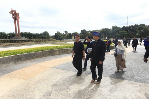Wali Kota Bandung Ridwan Kamil saat meninjau progres pembangunan Taman Konservasi Tegalega, Rabu (8/2). by Meiwan Humas Pemkot Bandung 