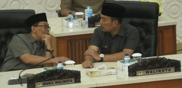 Wali Kota Bandung Ridwan Kamil dan Wakil Wali Kota Bandung saat Rapat Paripurna Istimewa Peresmian Pemberitahuan Pemberhentian dan Pengangkatan Penggantian Antar Waktu Anggota DPRD Kota Bandung Masa Jabatan 2014-2019 di Ruang Paripurna DPRD Kota Bandung, Kamis (2/3). by Humas Pemkot Bandung