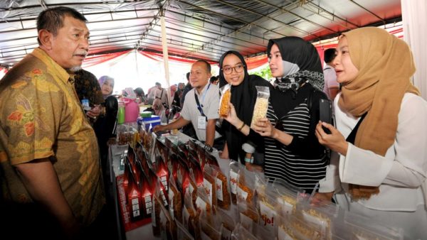 Wagub Jabar Deddy Mizwar saat Pembukaan Gelar Produk Seribu Wirausaha Baru Jabar 2017, di Halaman Gedung Sate, Minggu (12/3). by Humas Pemprov Jabar