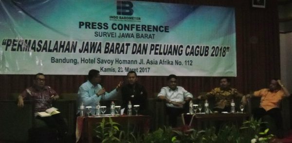 Konferensi pers Permasalahan Jawa Barat dan Peluang Cagub 2018 digelar Indo Barometer, di Hotel Savoy Homann Bandung, Kamis (23/3). by iwa/bbcom