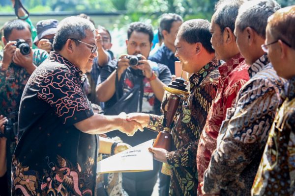 Wakil Wali Kota Bandung Oded M. Danial menerima penghargaan dari Gubernur Jabar Ahmad Heryawan di Gedung Sate, Kamis (9/3). by Humas Pemkot Bandung