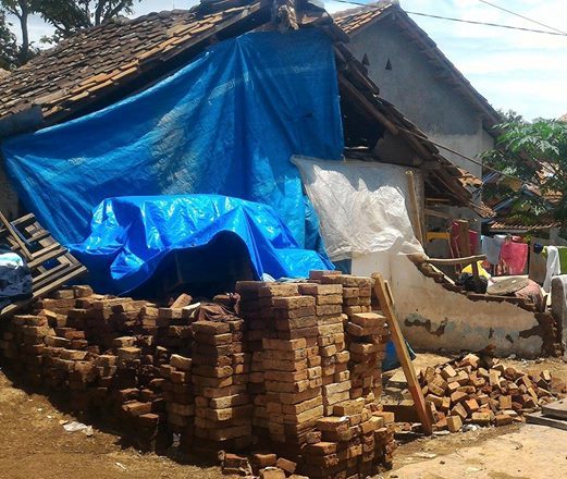 Rumah Nini Mimi (72), warga Kp Ebah RT 01/RW05, Ds Cipaku, Kec Paseh, Kab Bandung, ambruk. diterjang angin kencang Senin (27/3) lalu, by Denni Hamdani