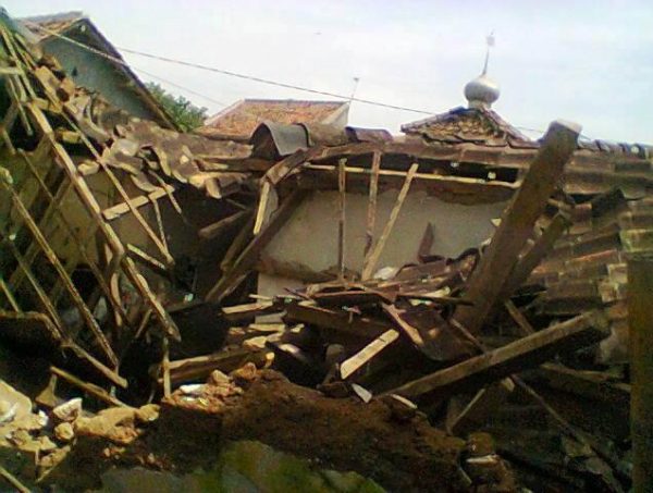 Rumah Nini Mimi (72), warga Kp Ebah RT 01/RW05, Ds Cipaku, Kec Paseh, Kab Bandung, ambruk. diterjang angin kencang Senin (27/3) lalu, by Denni Hamdani