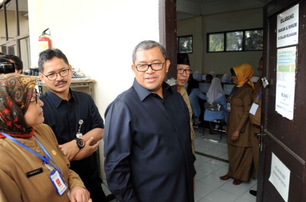 Gubernur Jabar Ahmad Heryawan di sela tinjauannya ke beberapa SMK di Kota Bandung yang menggelar UNBK, Senin (3/4). by Humas Pemprov Jabar