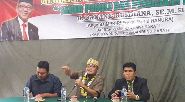 Anggota MPR RI H. Dadang Rusdiana SE. M.Si saat rapat dengar pendapat "Saber Pungli dan Penegakan Hukum" di Kampus Universitas Bale Bandung, Sabtu (29/4). by ist