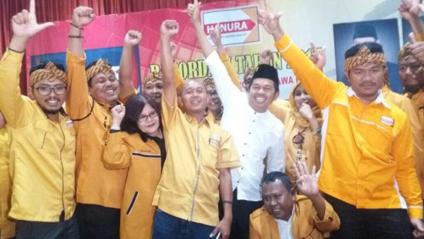 Sebanyak 27 Dewan Pimpinan Cabang (DPC) Partai Hanura se-Jabar mendeklarasikan dukungan kepada Ketua Golkar Jabar Dedi Mulyadi sebagai calon gubernur di Pilgub Jabar 2018, d dalam Rakorda Partai Hanura Jabar di Hotel Savoy Homan, Kota Bandung, Jumat (21/4). by ist