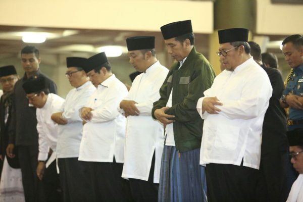 Presiden Jokowi ikut shalat subuh berjamaah di Masjid Raya Bandung Provinsi Jawa Barat , Kamis (13/4). by Meiwan Humas Pemkot Bandung