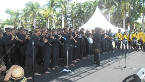Penampilan para peniup tarompet tradisional sunda di depan Lapang Upakarti Soreang yang memecahkan Rekor MURI, Kamis (20/4). by iwa/bbcom
