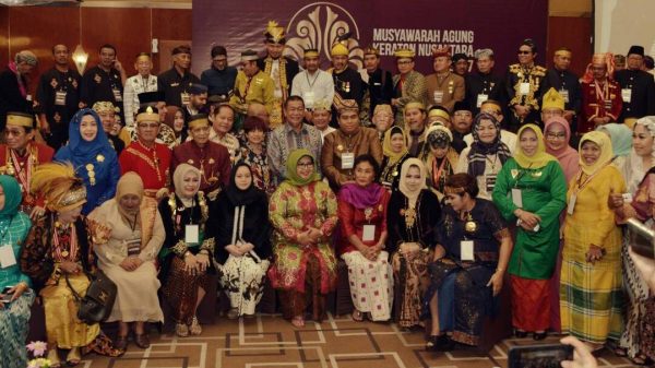 Wagub Jabar Deddy Mizwar foto bareng para delegasi Musyawarah Agung Keraton Nusantara ke-3 di Hotel Grand Preanger, Bandung, Jumat (12/5). by Humas Pemprov Jabar