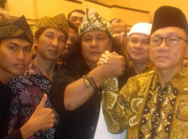Ketua KIP4KBT Alam S Natapura berjabat tangan dengan Ketua MPR RI Zulkifli Hasan, di Gedung MPR RI, Jumat (2/6). by KIP4KBT