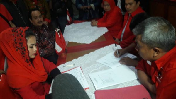 Puti Guntur Soekarno Putri ?datang ke kantor DPD PDI Perjuangan Jabar, Jalan Pelajar Pejuang, Kota Bandung, untuk daftar sebagai Cagub Jabar, Selasa (6/6) sore. by ist