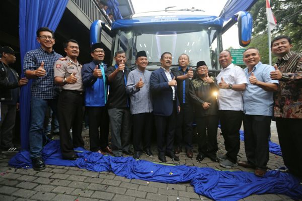 Wali Kota Bandung Ridwan Kamil saat peluncuran bis baru Persib di Graha Persib, Jalan Sulanjana Kota BanDung, Jumat (2/6). by Humas Pemkot Bdg
