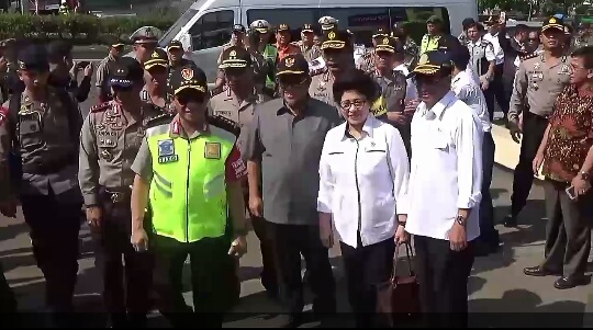 Kapolri Jenderal Tito Karnavian didampingi Menhub Budi Karya dan Menkes Nila Moeloek saat rakor arus mudik-balik Lebaran 2017 di Pos Polisi Cileunyi, Kab Bandung, Jumat (30/6). by TAM/bbcom