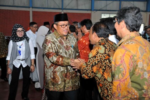 Gubernur Jabar Ahmad Heryawan bersilaturahim dengan para guru dan kepala sekolah SMU, SMK, SLB negeri dan swasta se-wilayah BKPP IV Jabar, di Aula SMUN 8 Kota Bandung, Rabu (5/7/17).