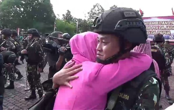  Seorang istri menyambut kedatangan suaminya yang anggota Brimob Polda Jabar yang kembali dari Operasi Puncak Jaya Wijaya, di halaman Mapolda Jabar, Kamis (6/7/17). by TAM/bbcom