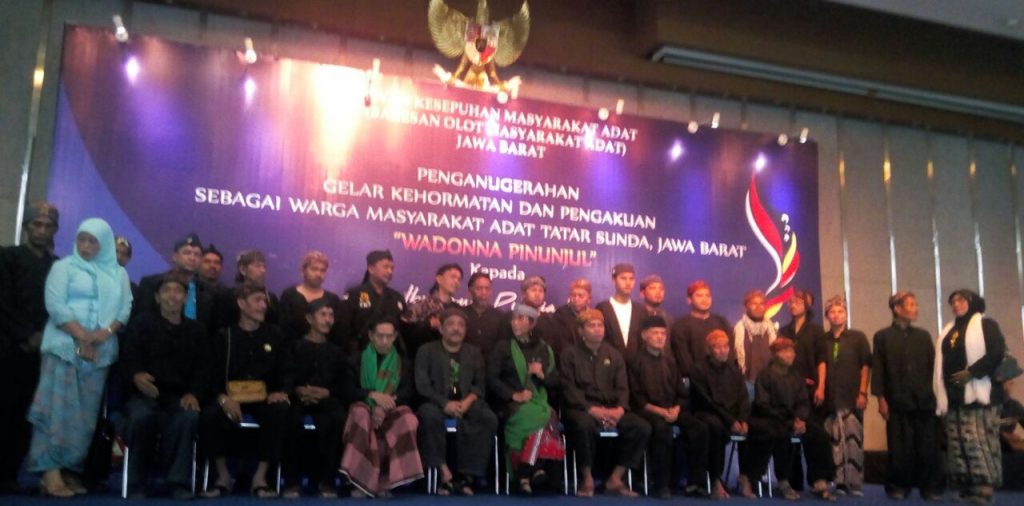 Menteri Susi Nangis Saat Terima Gelar Wadonna Pinunjul