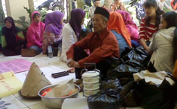 Puluhan warga Kp Legokkiara Desa Rawabogo Kec Ciwidey Kab Bandung mendatangi Gedung DPRD Kab Bandung menuntut janji pemerintah dan dewan yang akan merelokasi ke tempat aman dari retakan tanah dan longsor, Senin (7/3/16). by ist p1