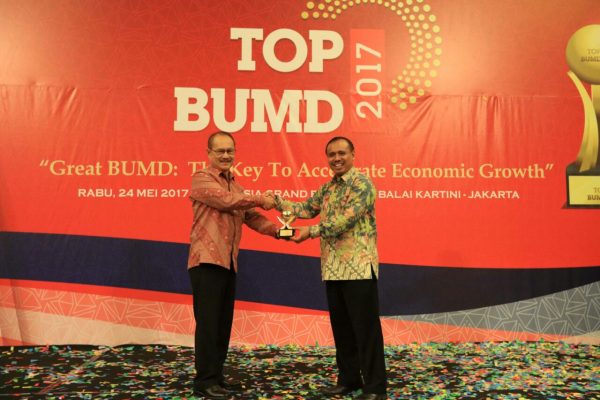 Dirut PT BPR Kertaraharja Kab Bandung HM Soleh Pios menerima penghargaan Top BPR 2017 pada acara Top BUMD 2017, di Balai Kartini Jakarta, Rabu (24/5/17).