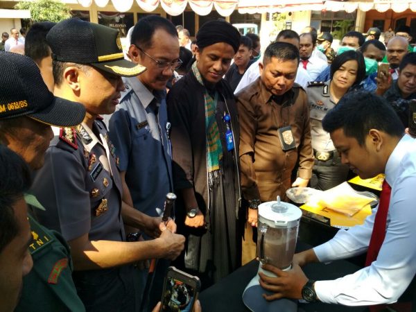 Kapolrestabes Bandung Kombespol Hendro Pandowo saat memimpin pemusnahan barang bukti narkoba di halaman Mako Satnarkoba Polrestabes Bandung, Selasa (15/8/17). by ist