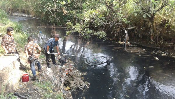 Tim DLH Kab Bandung memantau air limbah industri di sungai.