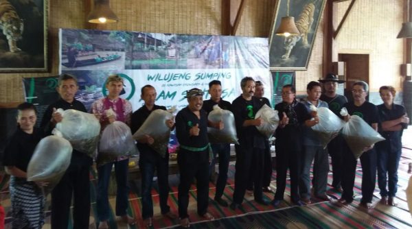 Gerakan Hejo Jawa Barat menyalurkan bantuan 400 ribu ekor benih ikan dari KKKP, di Kawasan Eko Wisata dan Budaya Alam Santosa, Pasir Impun, Kec Cimenyan, Kab Bandung, Selasa (24/10/17). by GH